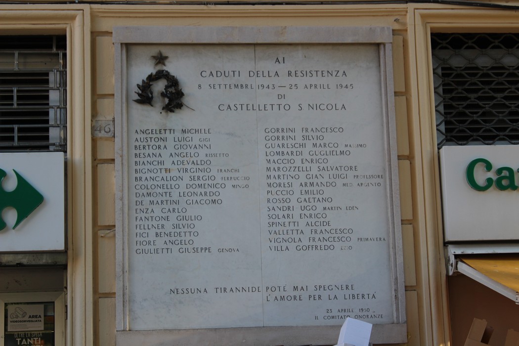 Lapide commemorativa ai caduti partigiani di Castelletto, in memoria della Resistenza.