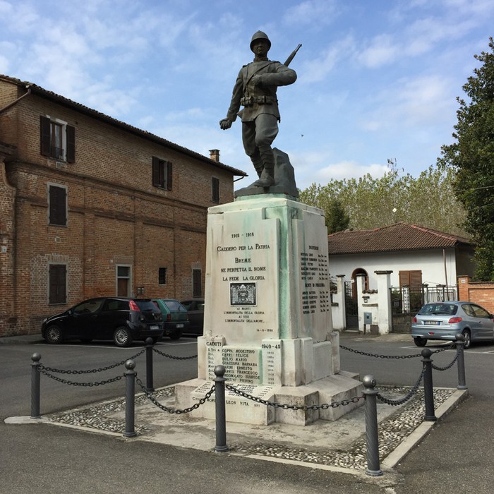 Monumento ai Caduti di Breme, dedicato ai soldati caduti, con una statua e iscrizioni commemorative.
