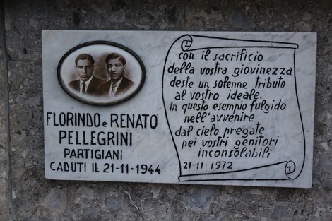 Monumento ai fratelli Pellegrini, dedizione ai caduti partigiani con una targa commemorativa e ritratti.