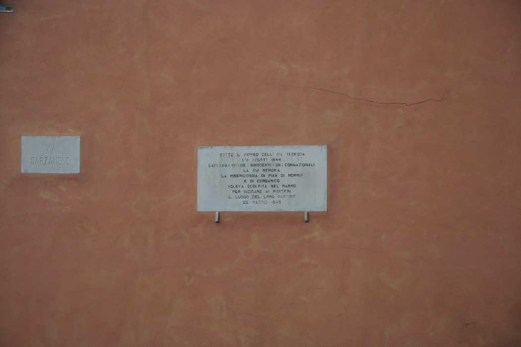 Lapide di Sassaia, commemorativa, testimonianza storica su eventi significativi legati alla località.