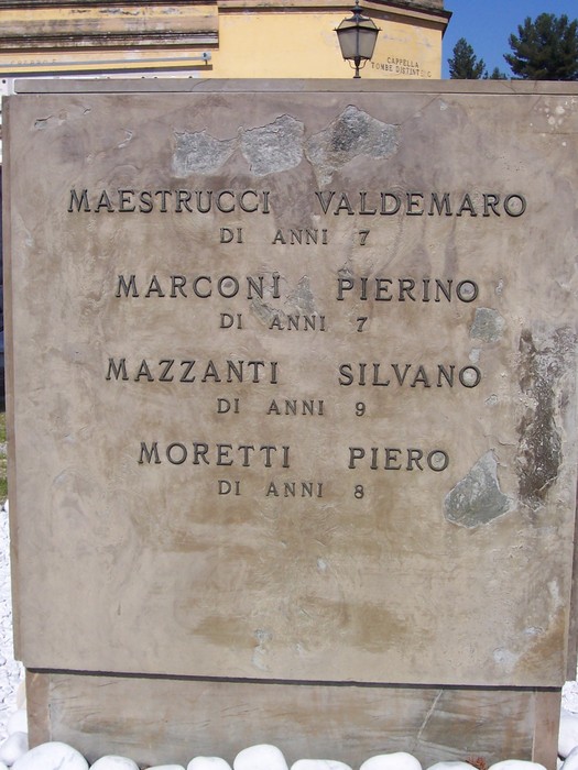 Monumento dedicato ai bambini del collegino di Colonnata, commemorando la loro memoria e il loro vissuto.