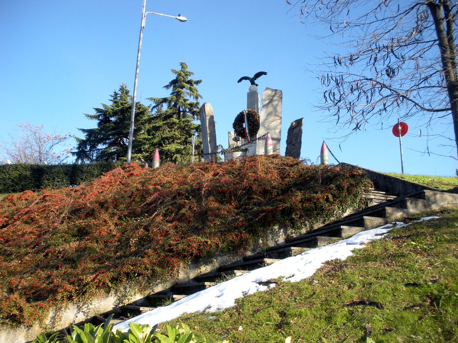 Monumento ai caduti di Borgoratto Mormorolo, memoria storica immersa in un paesaggio verde e sereno.