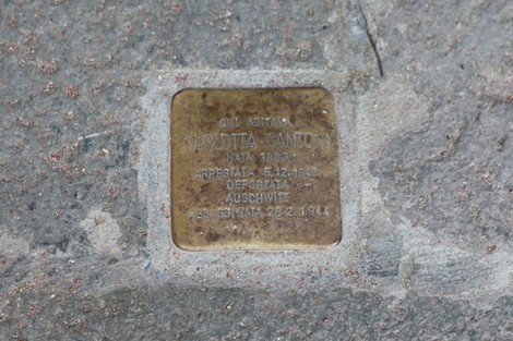 Pietra d'inciampo commemorativa dedicata a Casottita Candi, vittima dell'Olocausto.