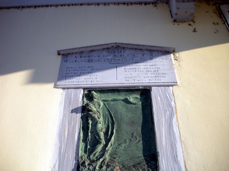 Lapide commemorativa ai caduti di Pizzale, in memoria dei militari deceduti durante le guerre.