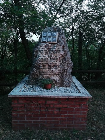 Monumento commemorativo dedicato a Ridolfi, Farabegoli, Piraccini e Vicini, immerso nella natura.