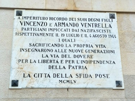 Lapide commemorativa dedicata ai fratelli Ventrella, partigiani caduti nella resistenza contro il nazifascismo.