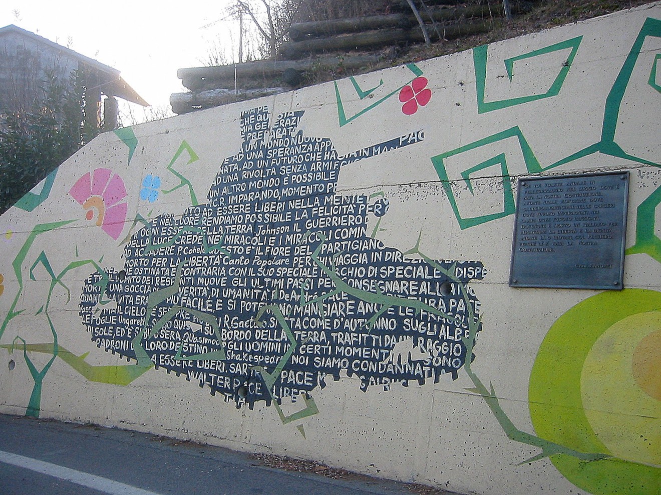 Murale colorato che celebra la pace e la speranza, simbolo di unità e collaborazione tra i popoli.