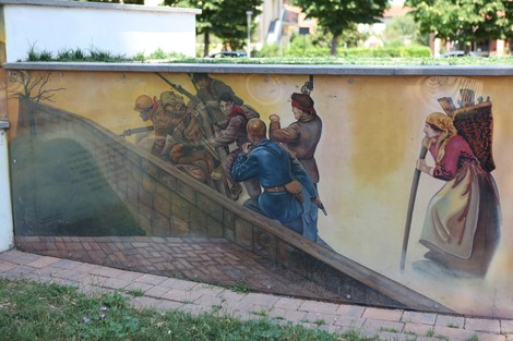 Murali colorati nel parco della Liberazione, che ritraggono scene storiche e figure emblematiche.