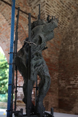 Monumento ai Caduti di Piumazzo, scultura in bronzo che celebra il sacrificio dei soldati in un ambiente storico.