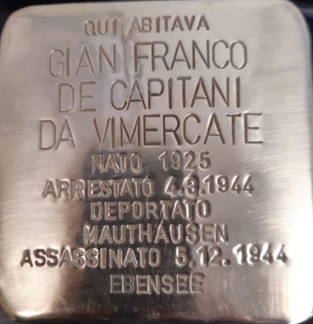 Pietra d'inciampo in ottone incassata nel selciato, con iscrizione dedicata a Gian Franco De Capitani da Vimercate.