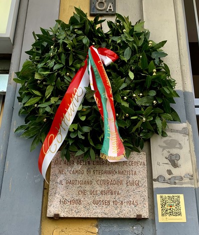 Lapide commemorativa dedicata ai partigiani Corradini Luigi e agli eventi della Liberazione.