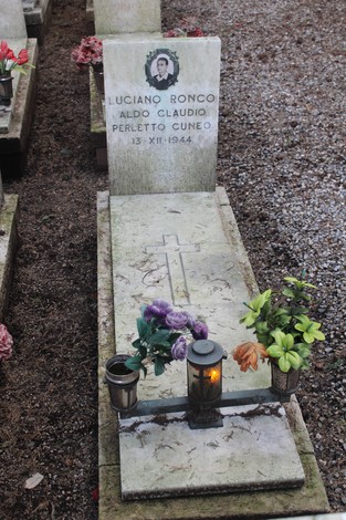 Tombe dedicate ai caduti per la Libertà, con fiori e candele nel commemorativo cimitero.