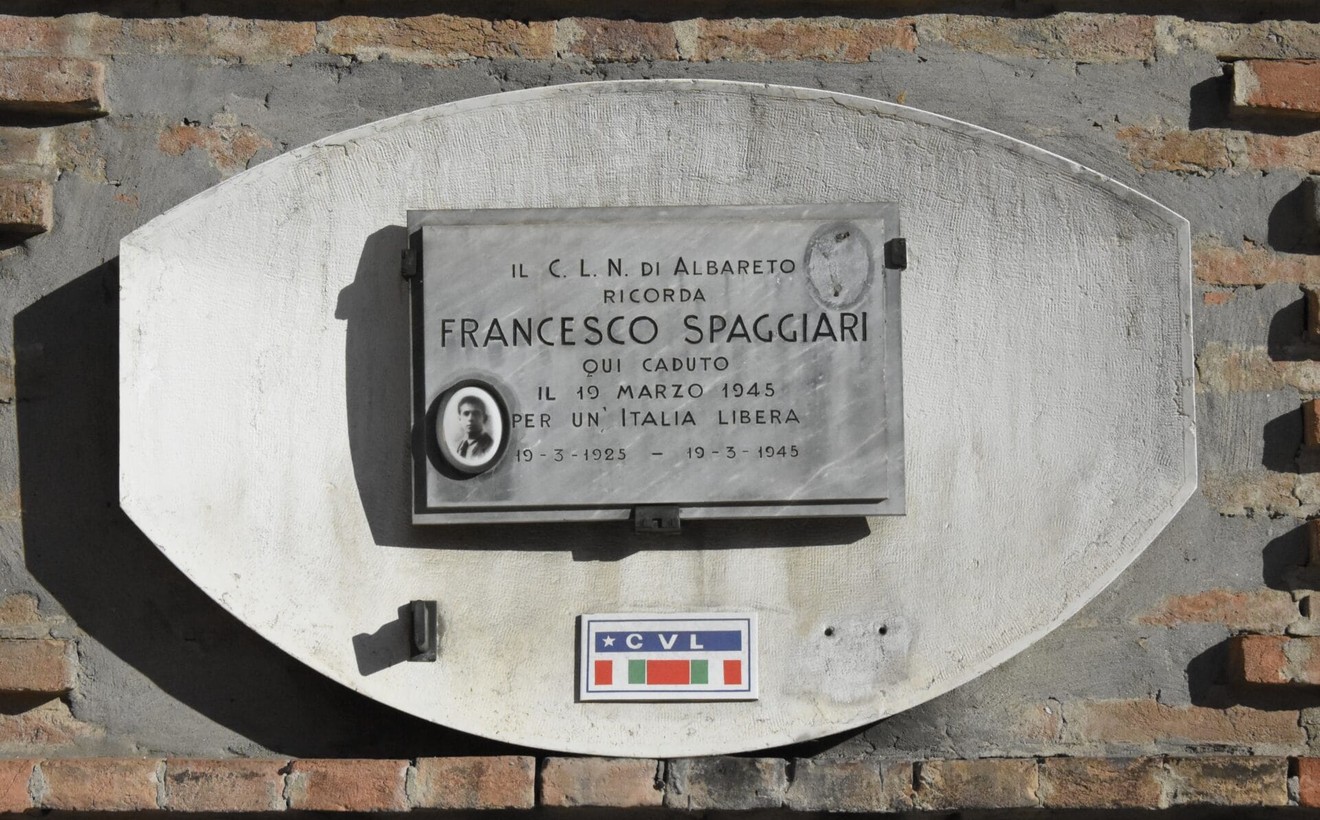 Lapide commemorativa dedicata a Francesco Spaggiari, caduto per la libertà d'Italia il 19 marzo 1945.