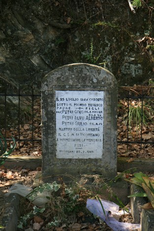 Cippo commemorativo dedicato alla famiglia Petri, segno di ricordo e martirio della libertà.
