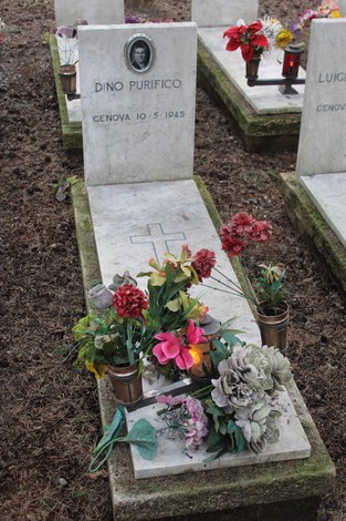 Tombe decorate con fiori artificiali in onore dei caduti per la Libertà, in un cimitero.