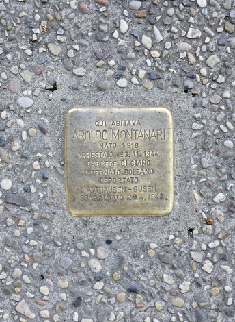 Pietra d'inciampo dedicata a Aroldo Montanari, commemorando la sua vita e deportazione durante la Seconda Guerra Mondiale.