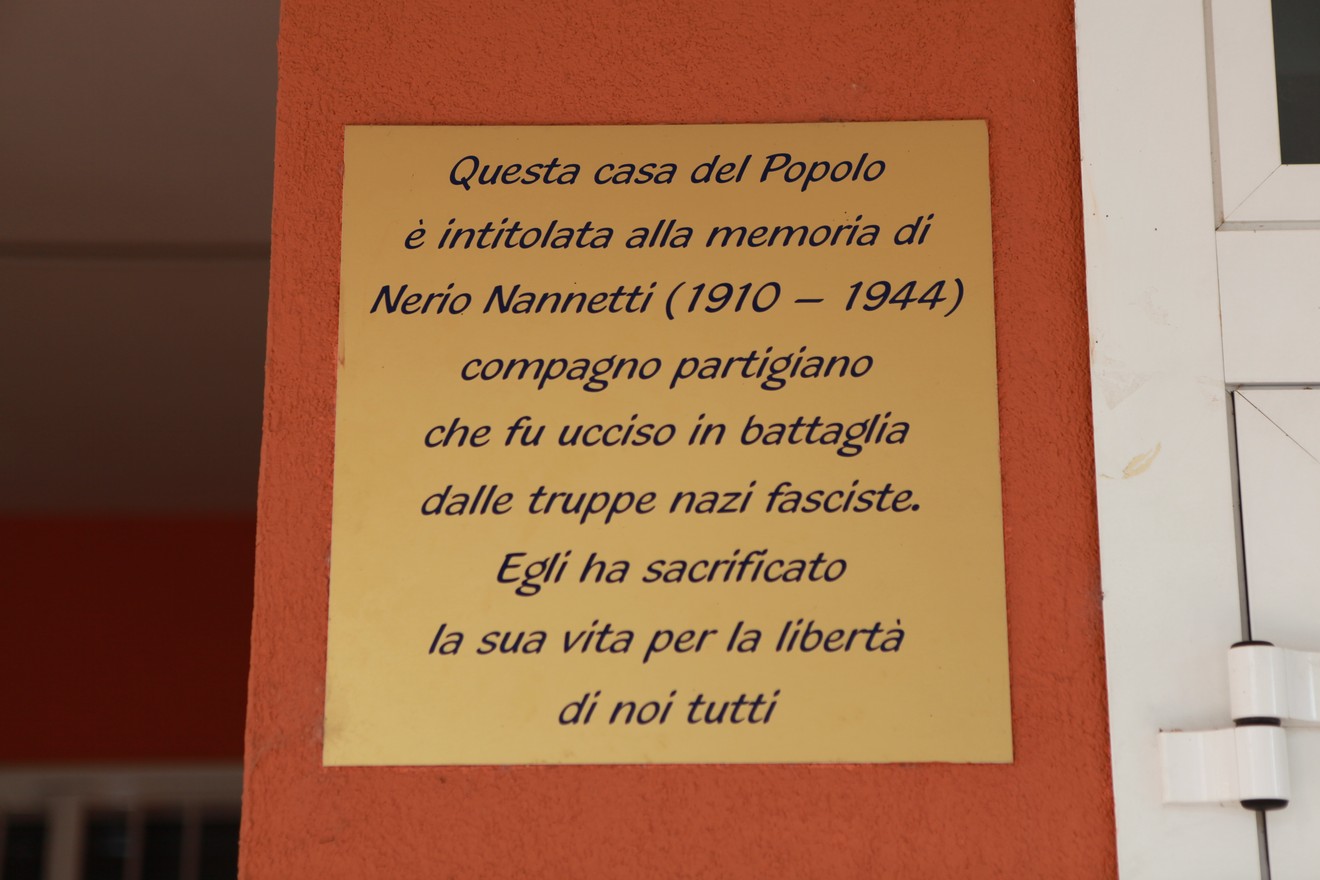 Targa commemorativa che celebra la memoria di Nerio Nannetti, partigiano ucciso durante la Seconda Guerra Mondiale.