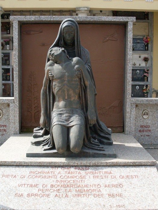 Monumento commemorativo dedicato alle vittime dei bombardamenti, rappresentato da una madre con il figlio esanime.