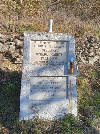 Monumento ai caduti per la Libertà, dedicato alla IV Divisione Alpina, situato in un contesto naturale.