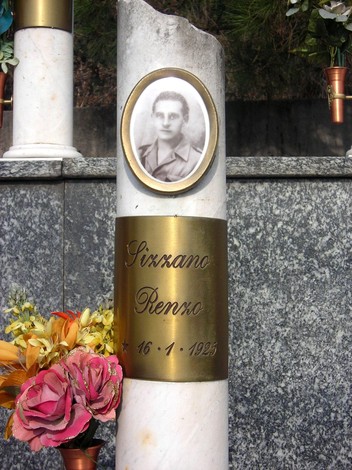 Monumento ai martiri della Garella, commemorazione di Renzo Sizzano con foto e tributi floreali.
