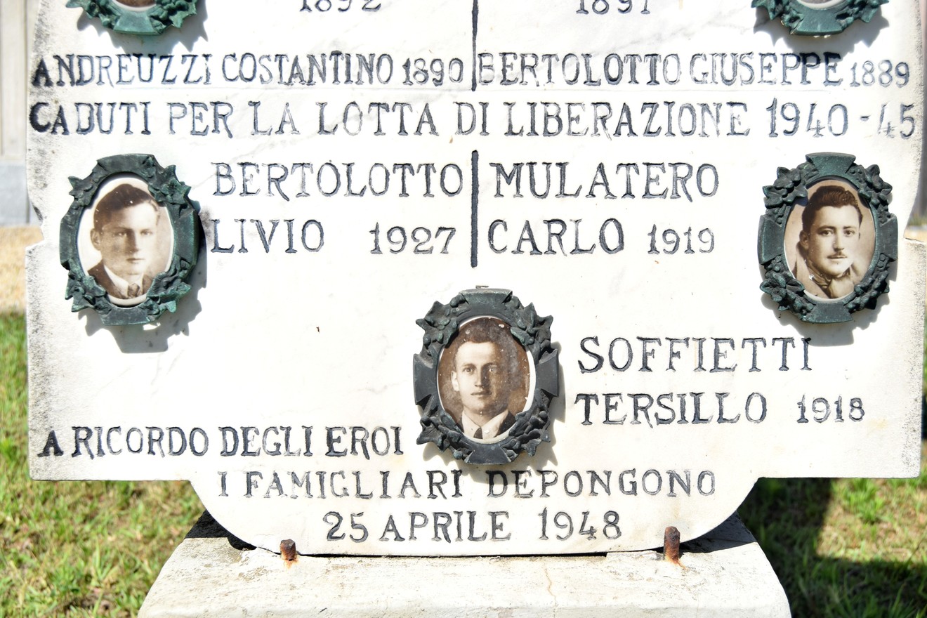 Monumento ai caduti di Brione con immagini e nomi di combattenti, in memoria della lotta per la libertà.