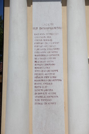 Il "Sacrario dei Caduti per la Liberazione" con elenchi commemorativi su una parete, in contesto di cerimonia e ricordo.