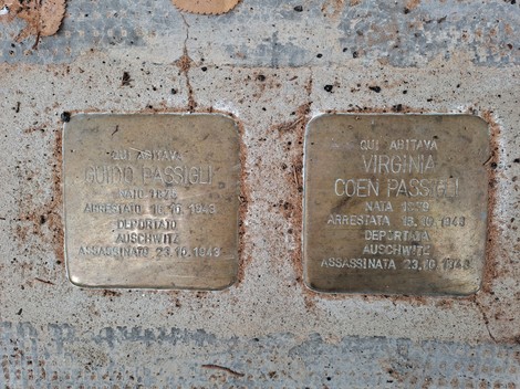 Pietre d'inciampo dedicate a Coen e Passigli, commemorano la loro deportazione e assasini avvenute ad Auschwitz.