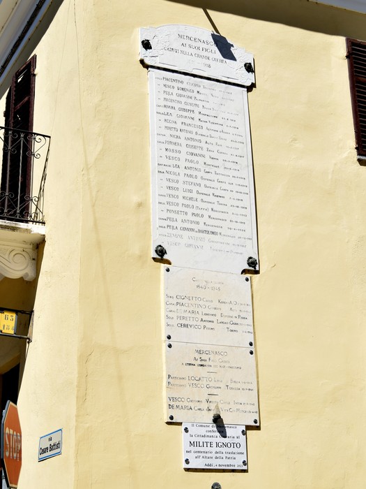 Lapidi commemorative dei caduti di Mercenasco, con nomi incisi in memoria dei sacrifici effettuati.