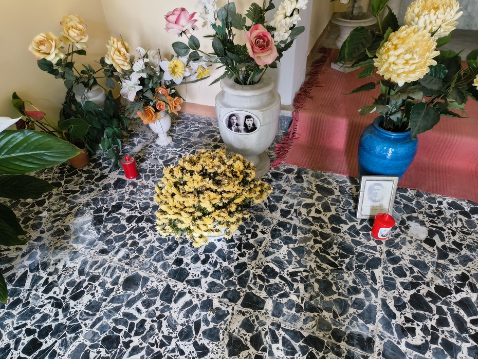 Memoriale dedicato alle vittime dell'eccidio del padule di Fucecchio, con fiori e candele in omaggio.