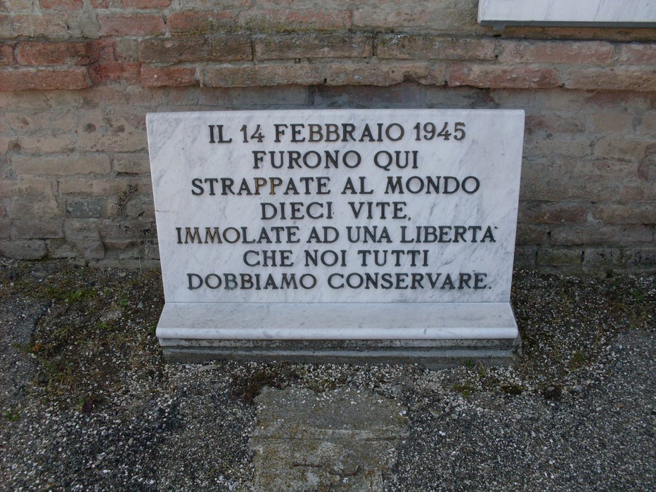 Lapide commemorativa che ricorda dieci vite perse durante la Liberazione, il 14 febbraio 1945.