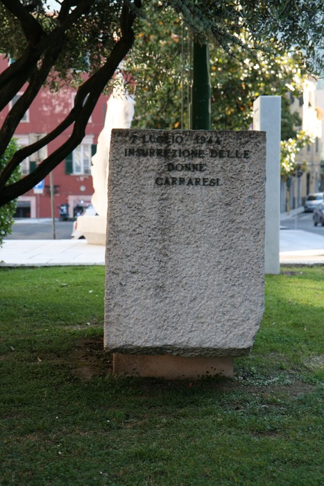 Monumento dedicato all'Insurrezione delle donne carrarresi, evocando memoria e riconoscimento.