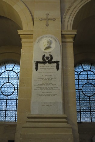 Lapide commemorativa dedicata ad Alphonse Juin, situata in una chiesa, con decorazioni architettoniche.