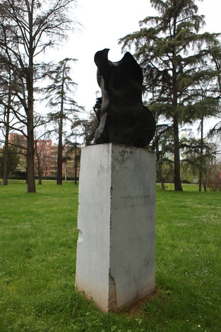 Monumento ad Anders, scultura moderna su piedistallo in un prato circondato da alberi.