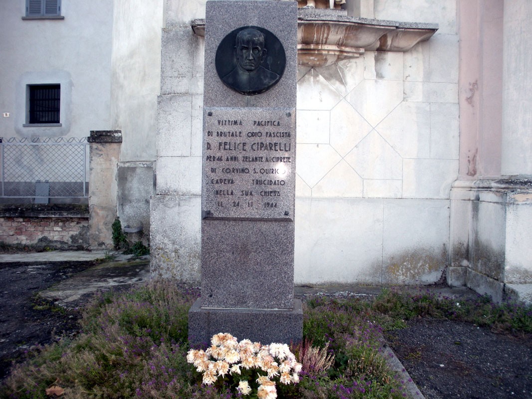 Monumento a Ciparelli, dedicato alla memoria di Felice Ciparelli, con diploma commemorativo e fiori.