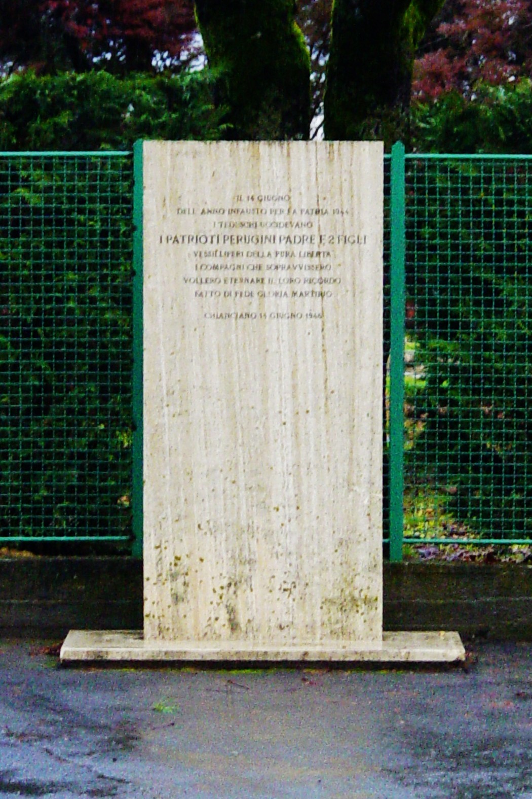 Monumento ai Perugini, dedicato ai patrioti e alla memoria di eventi storici significativi per la città.