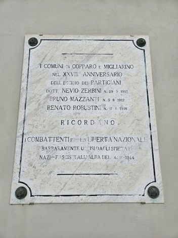 Lapide commemorativa in marmo dedicata ai partigiani Zerbini, Mazzanti e Donati, affissa su una parete.