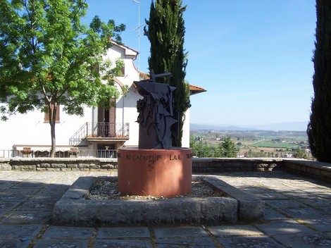 Monumento del Trentennale, dedicato alla memoria e alla storia, situato in un'area panoramica.