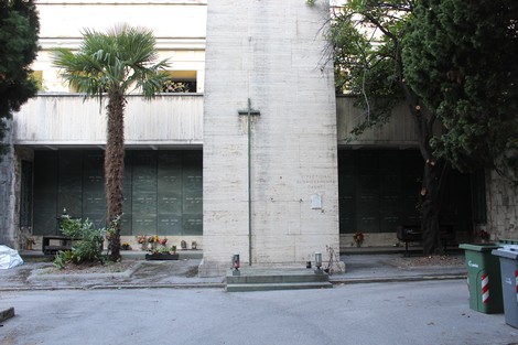 Sacrario dei Partigiani di Sampierdarena, con una stele centrale e cimitero verdeggiante circostante.