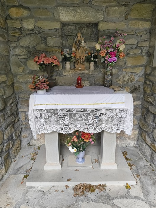 Cappellina con altare fiorito, simbolo di speranza durante i bombardamenti a Firenzuola.