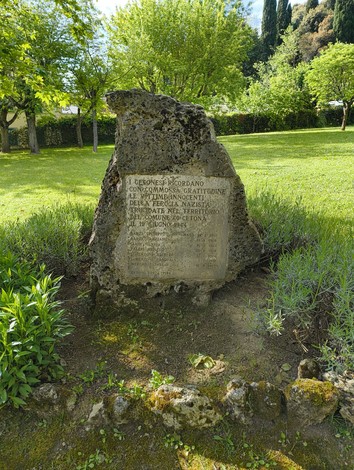 Monumento commemorativo in un giardino, dedicato ai caduti per la Libertà di Cetona, con lâ€™atmosfera serena e verde.