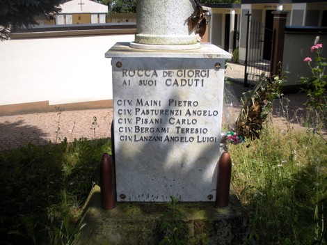 Cippo commemorativo ai caduti di Rocca de' Giorgi, dedicato ai militari locali.