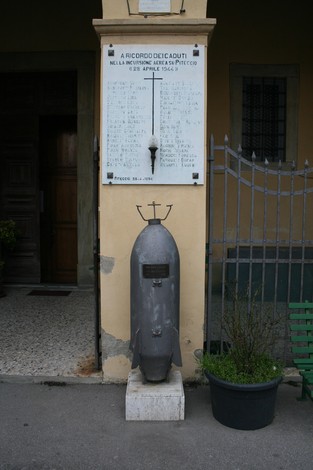 Lapide commemorativa di Piteccio, dedicata ai caduti, situata accanto all'ingresso della chiesa.