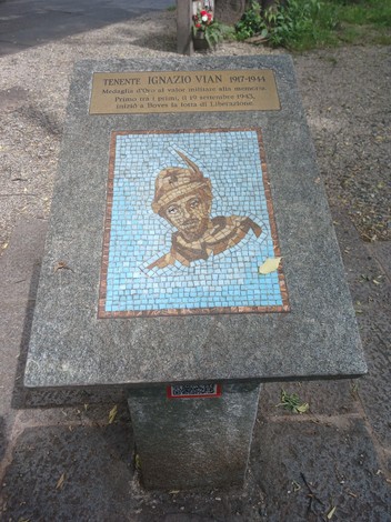 Cippo commemorativo dedicato a Ignazio Vian, con mosaico raffigurante il tenente e iscrizioni sulla sua valorosa storia.