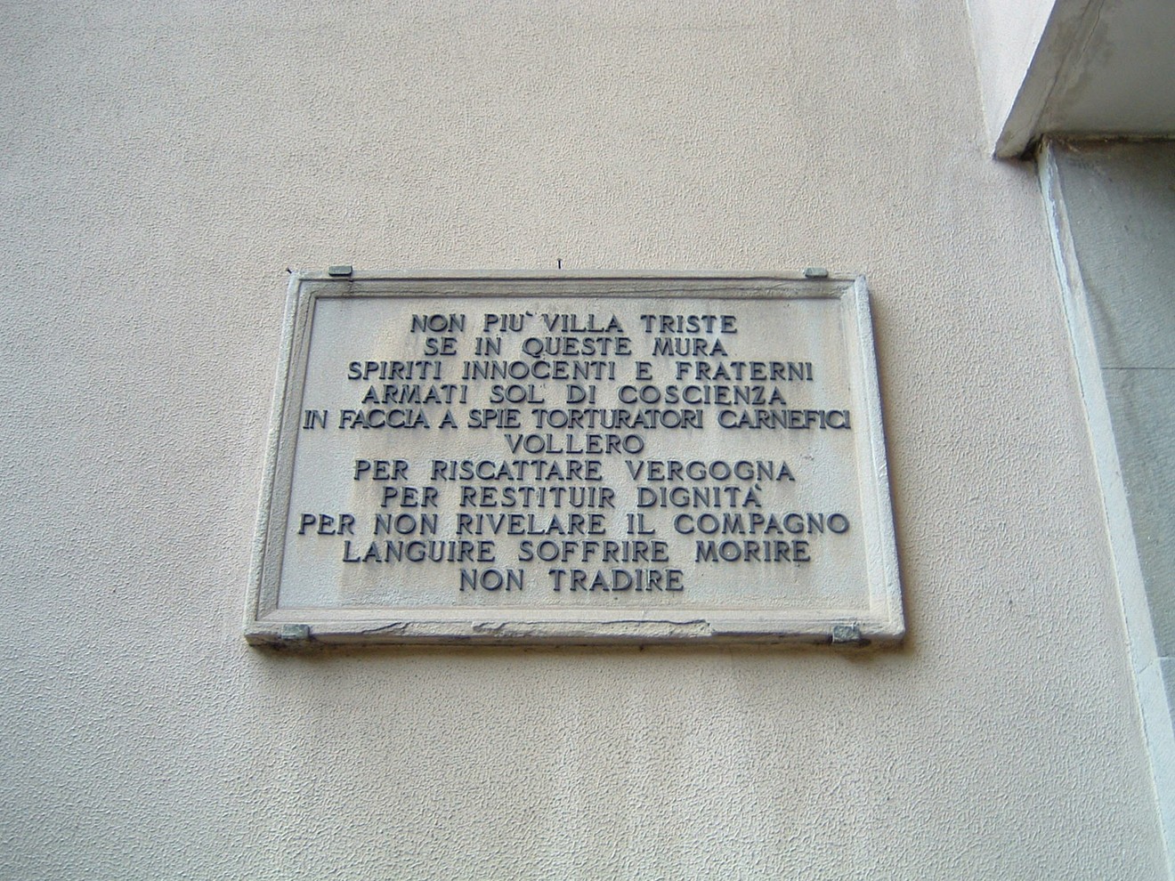Lapide di Villa Triste che ricorda le vittime di torture e ingiustizie. Un monito alla memoria storica.