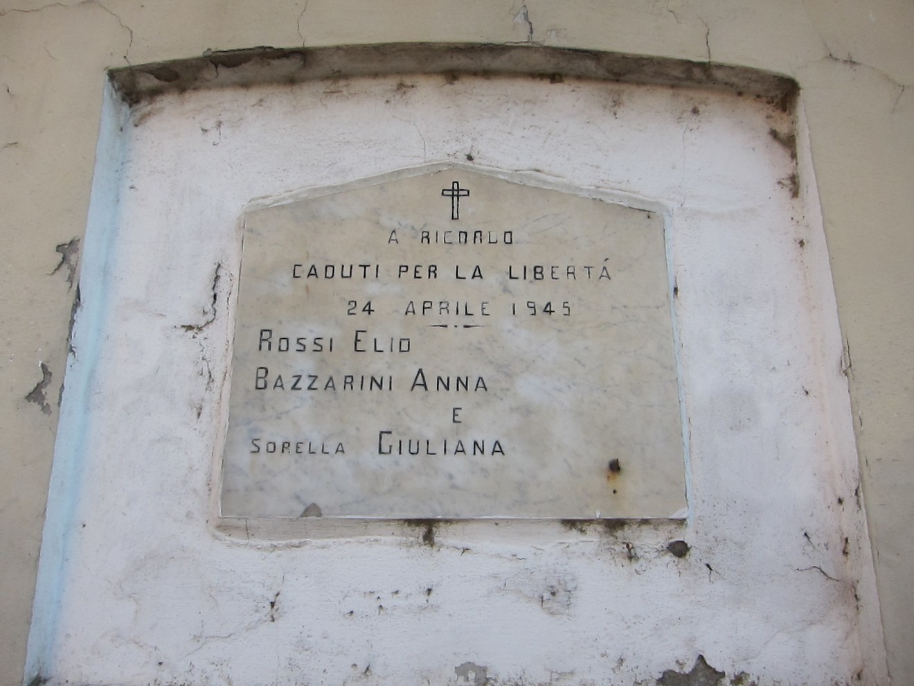 Lapide commemorativa per Rossi e le sorelle Bazzarini, caduti per la libertà il 24 aprile 1945.