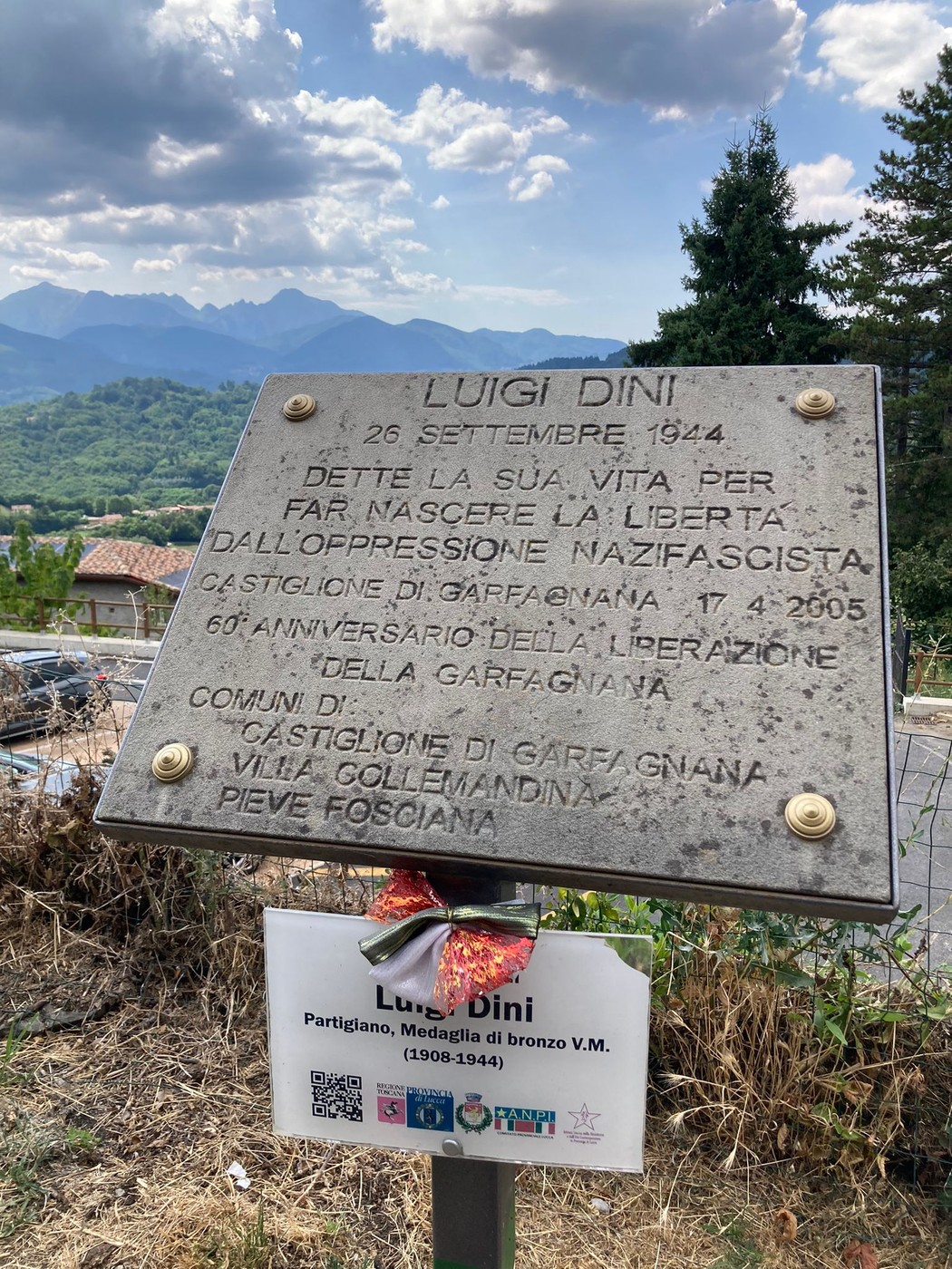 Lapide commemorativa dedicata a Luigi Dini, partigiano e medaglia d'oro, a Castiglione di Garfagnana.