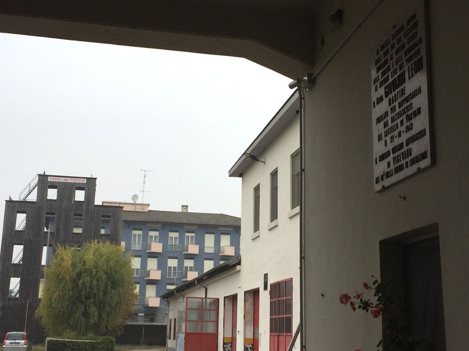 Lapide commemorativa dedicata ai caduti, visibile in un contesto urbano.