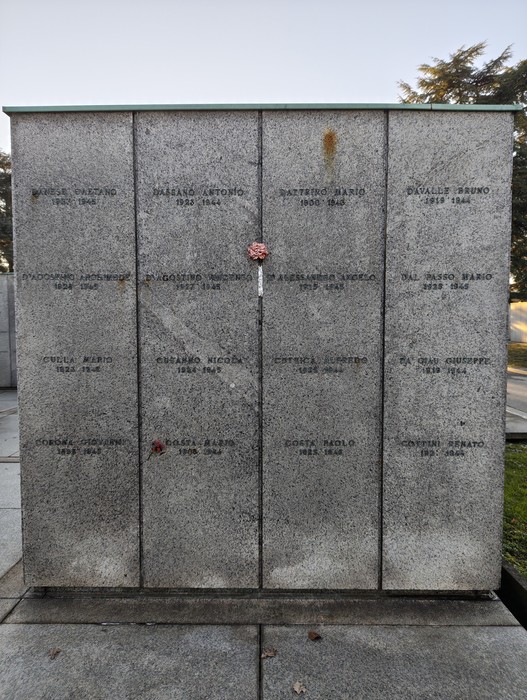 Monumento commemorativo nel "Campo della Gloria", con iscrizioni e omaggi ai caduti.