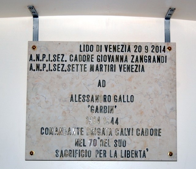 Targa commemorativa dedicata ad Alessandro Gallo, con dettagli sulla sua vita e il suo sacrificio.