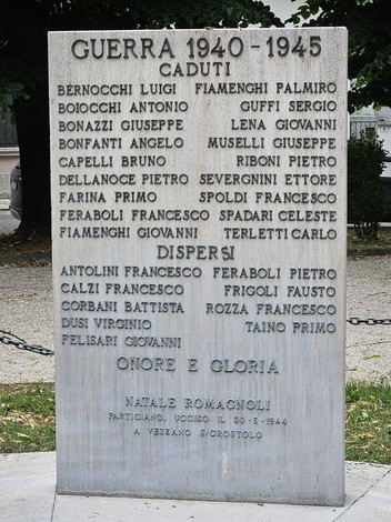 Monumento ai Caduti di San Bassano, con nomi e date di soldati onorati per il loro sacrificio.